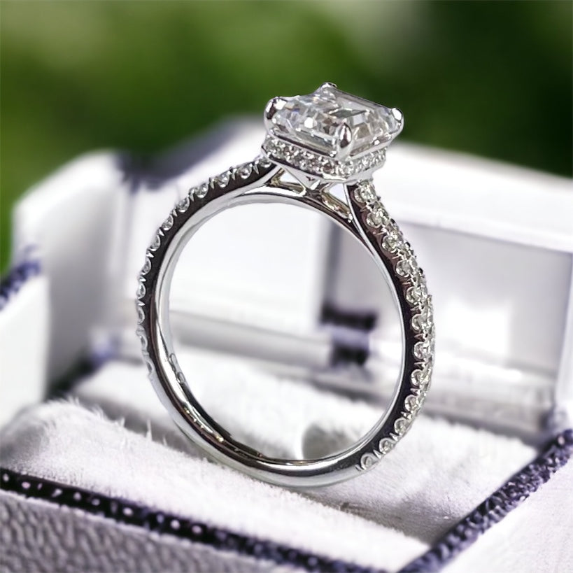 Prettily Emerald Diamond Wedding Ring