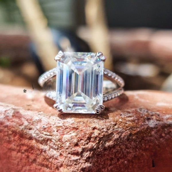 Peculiarity Emerald Diamond Wedding Ring