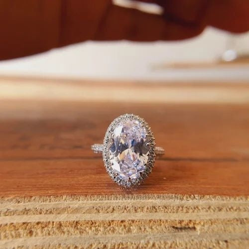 Luxuriousness Oval Shape Diamond Wedding Ring