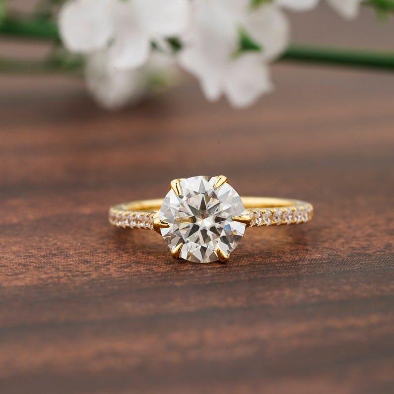 Garnishing Round Shape Diamond Wedding Ring