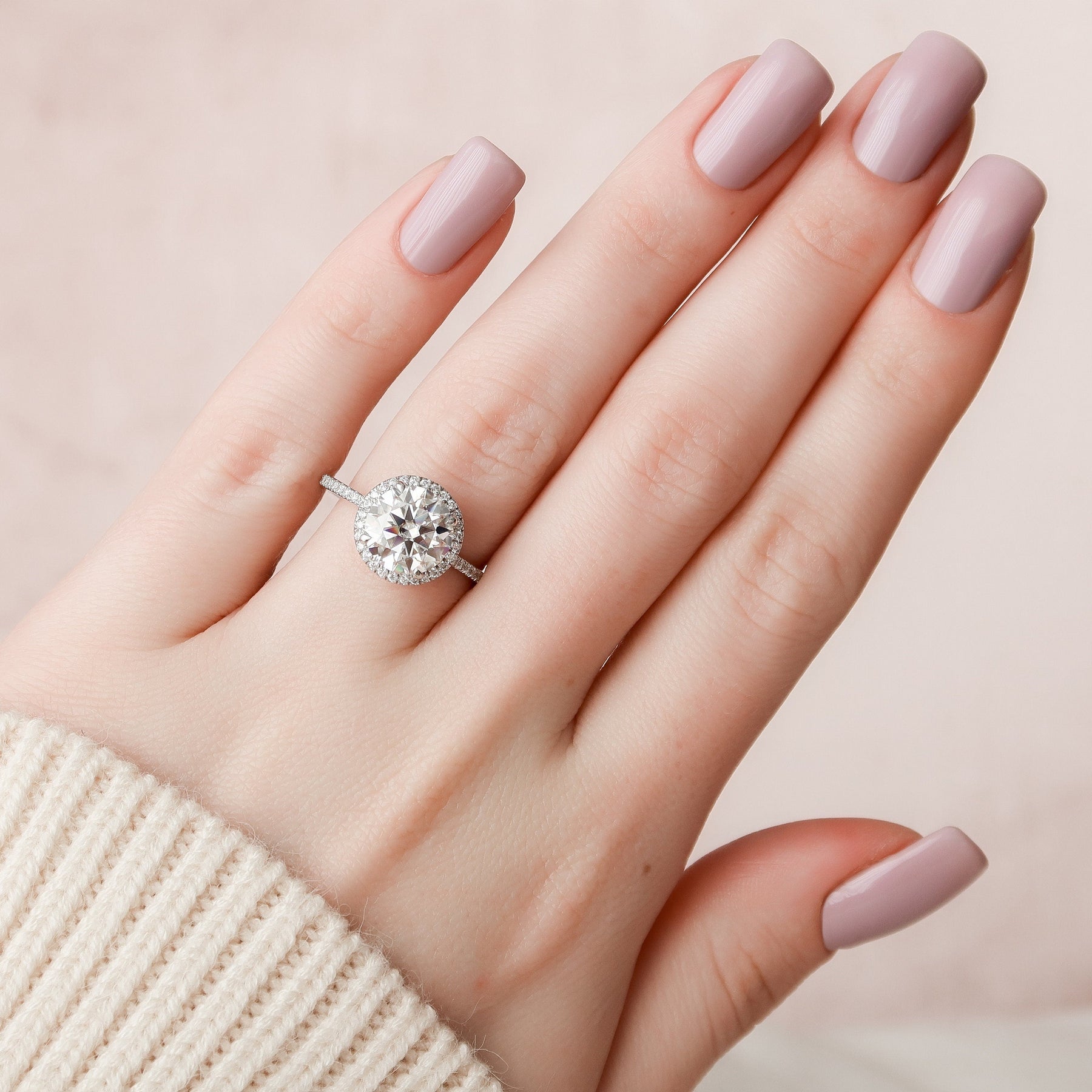 Adequately Round Shape Diamond Wedding Ring