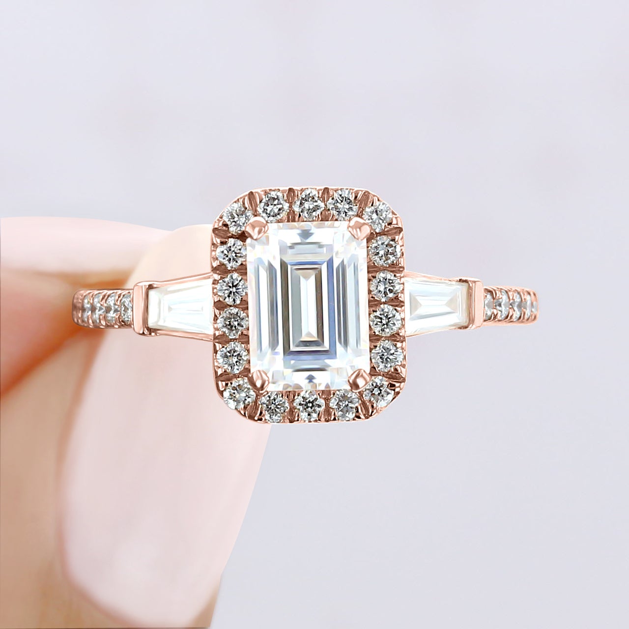 Prettifying Emerald Shape Diamond Wedding Ring