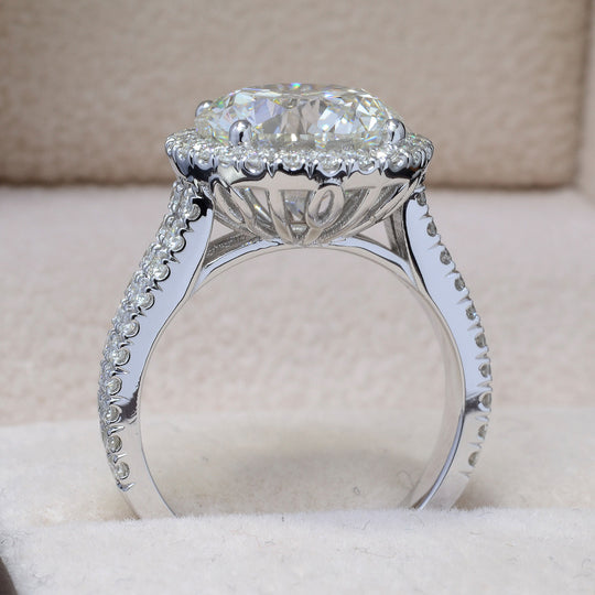 Effervescent Round Diamond Wedding Ring