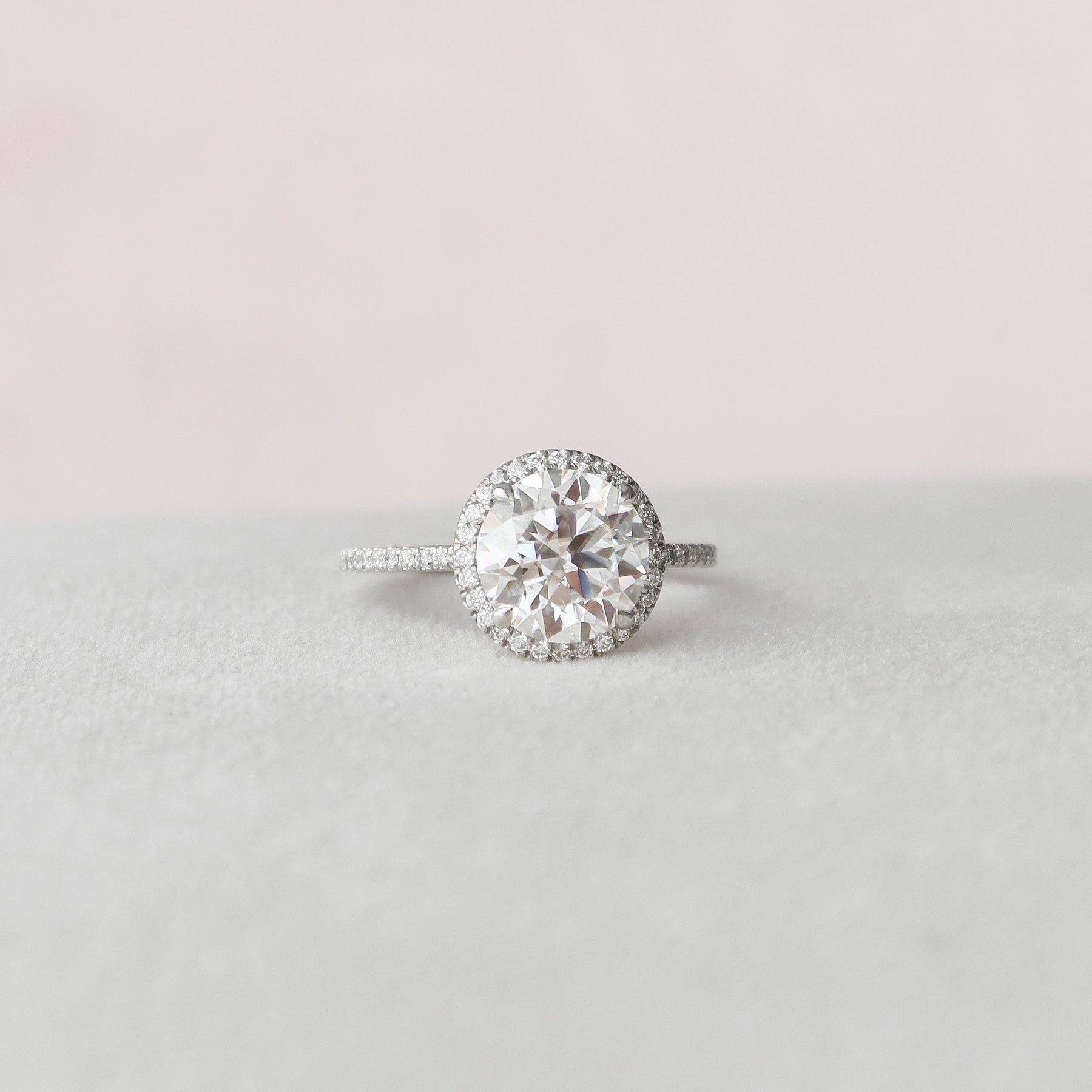 Adequately Round Shape Diamond Wedding Ring