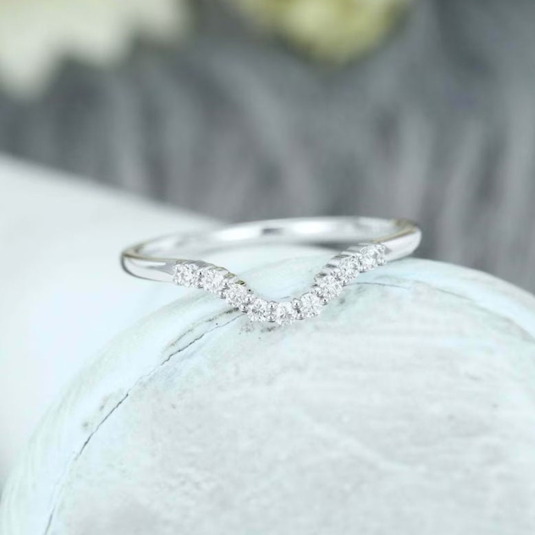 Beauteous Round Cut Diamond Band