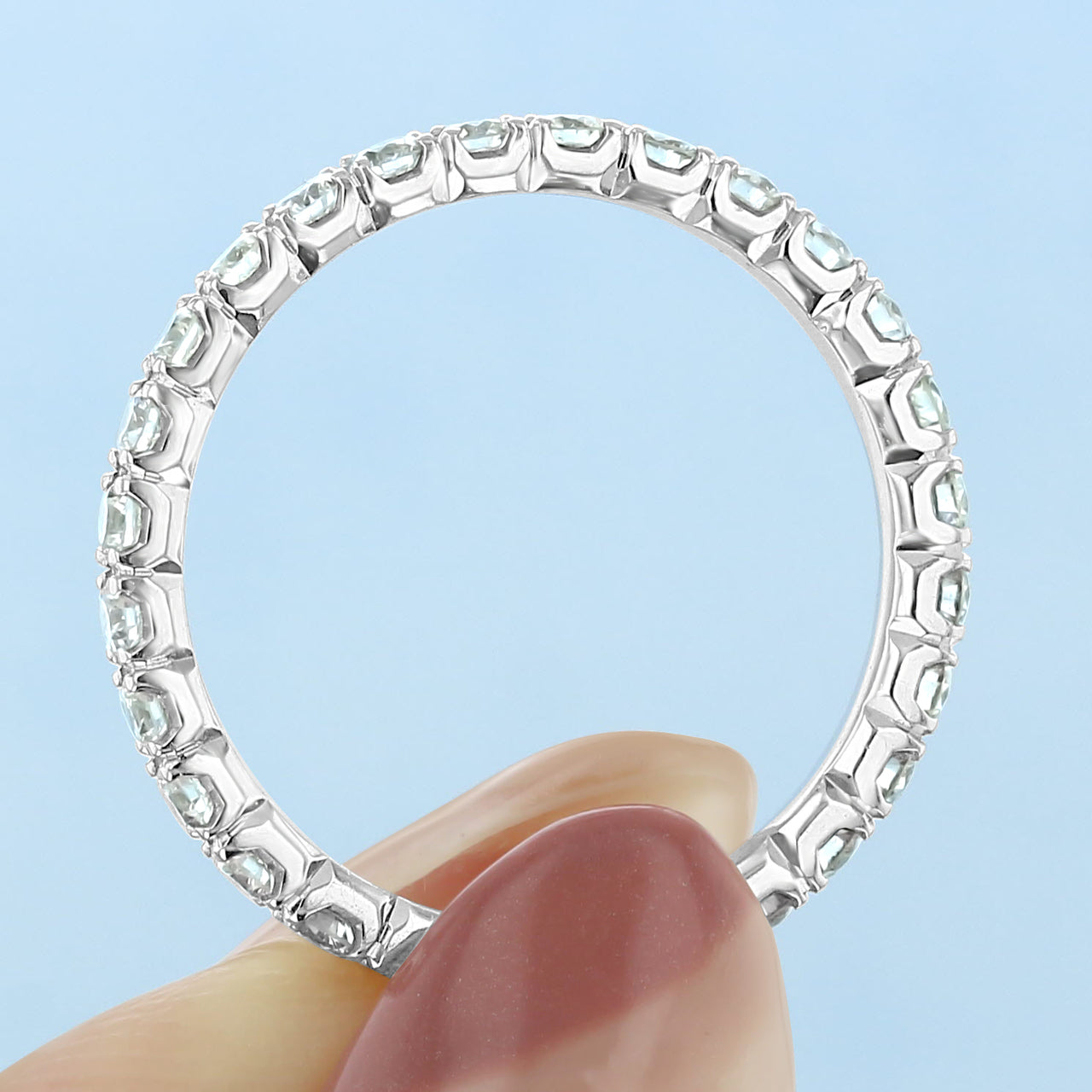 Astounding Round Cut Diamond Band