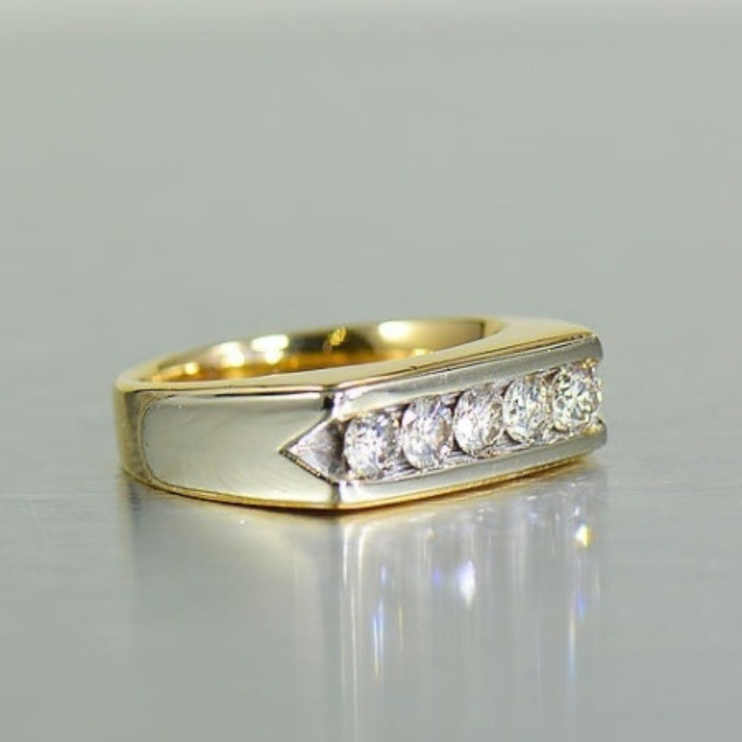 Extraordinary Round Cut Diamond Band