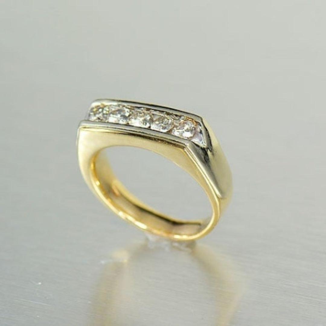 Extraordinary Round Cut Diamond Band