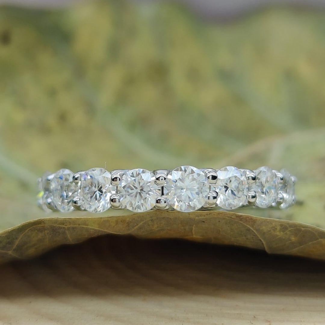 Phenomenal Round Cut Diamond Band