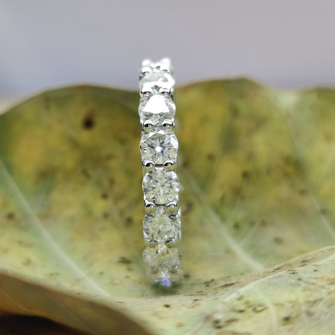 Phenomenal Round Cut Diamond Band