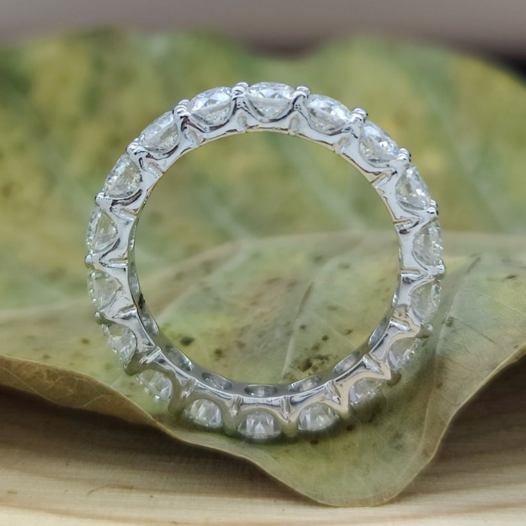 Phenomenal Round Cut Diamond Band