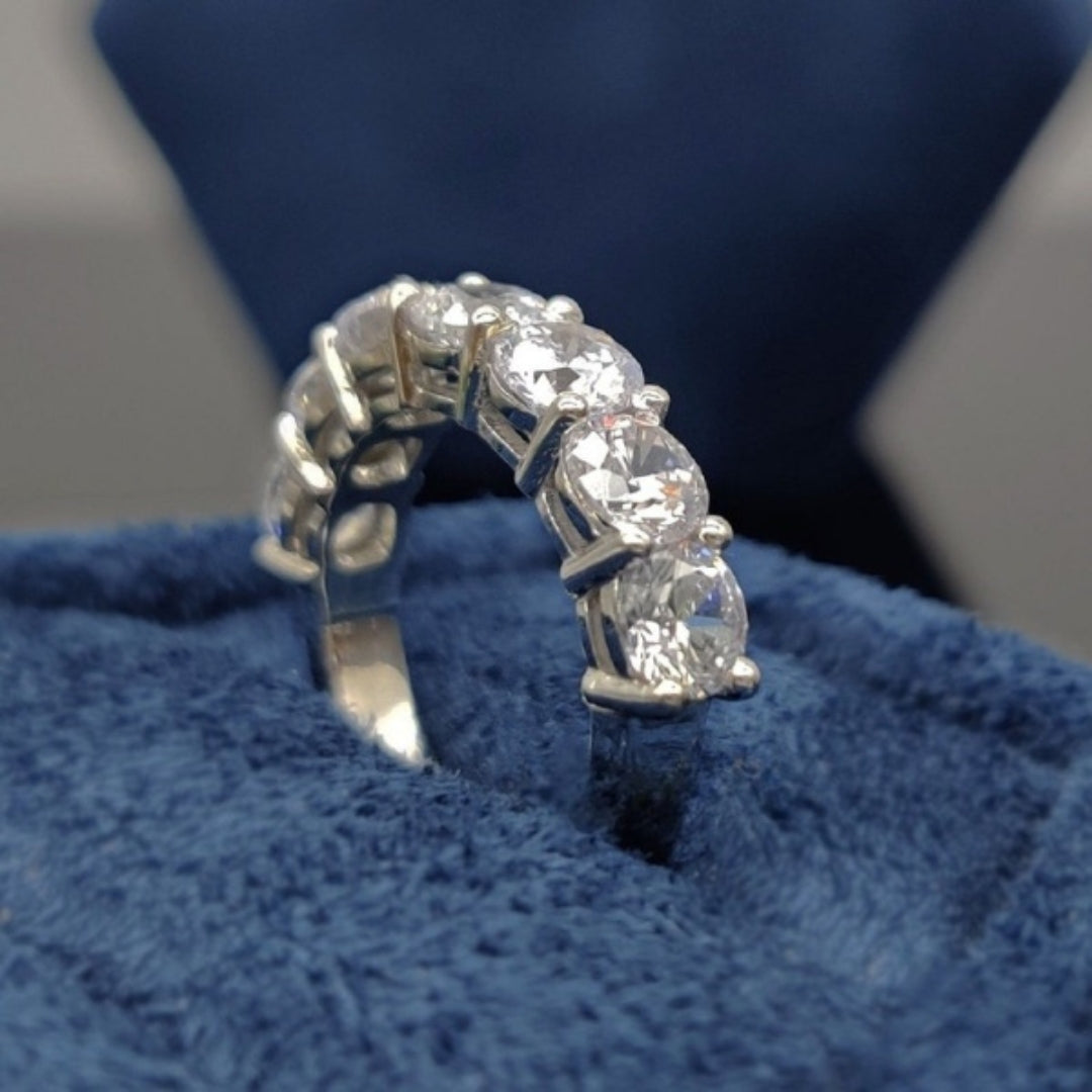 Awesome Round Cut Diamond Band