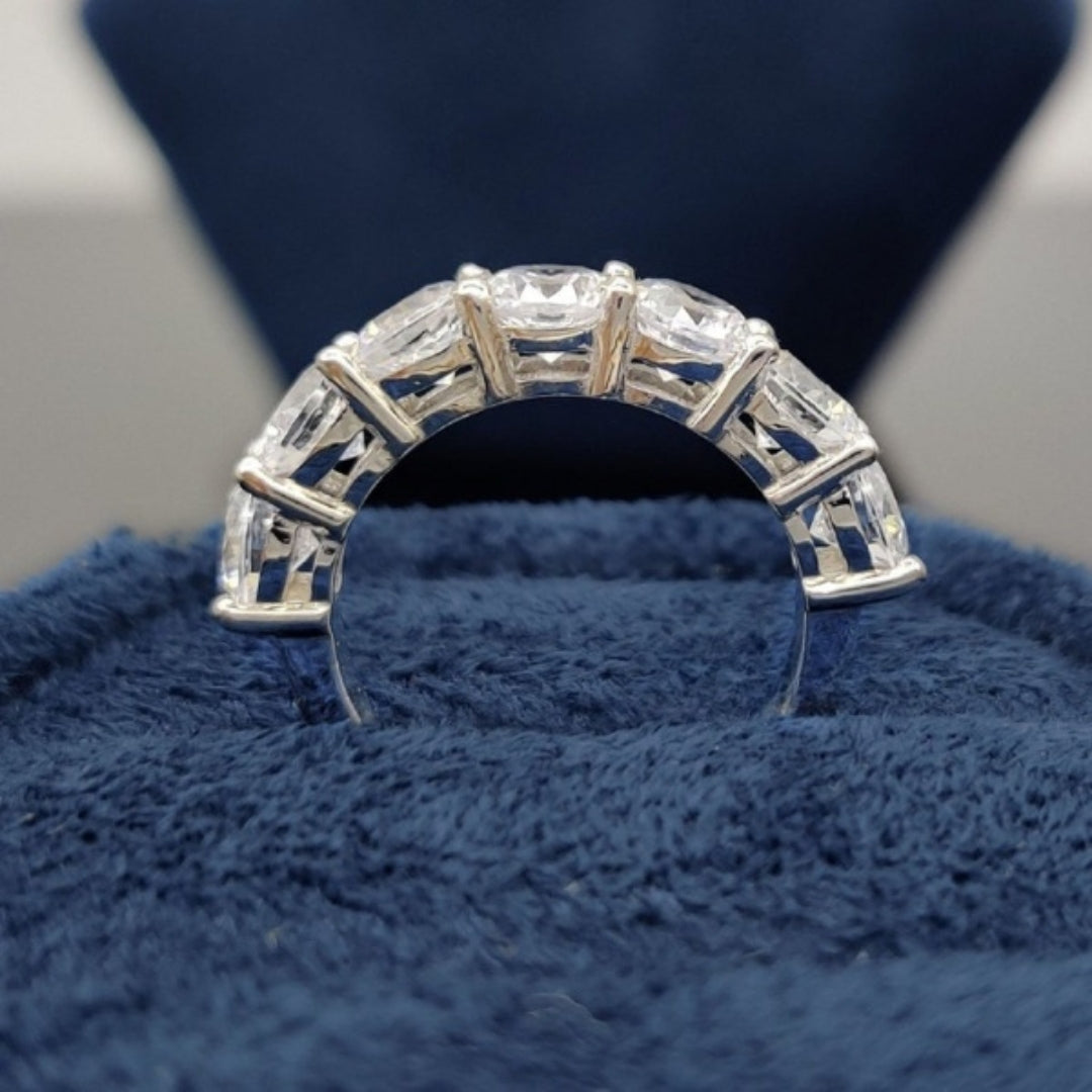 Awesome Round Cut Diamond Band