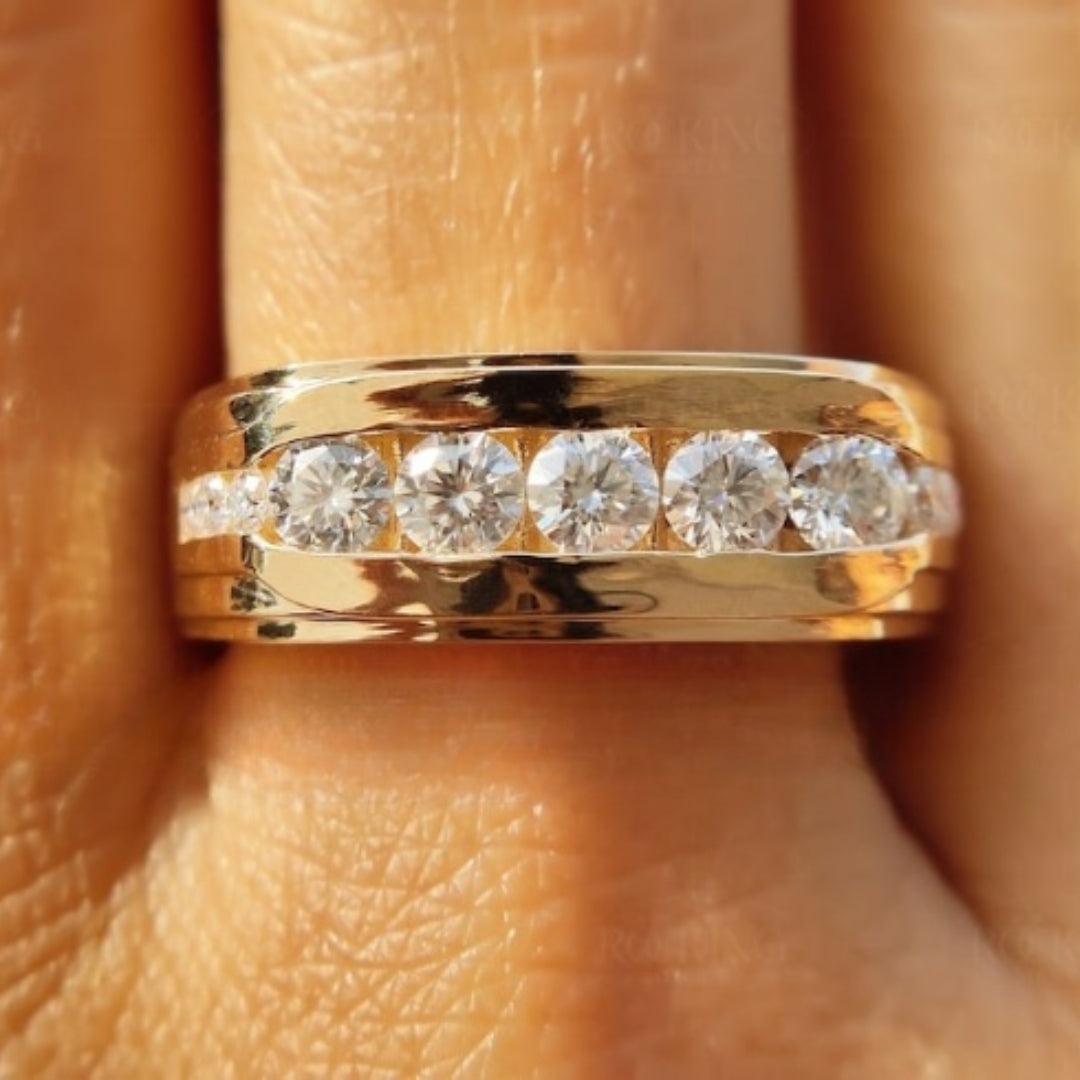 Magnificent Round Cut Diamond Band