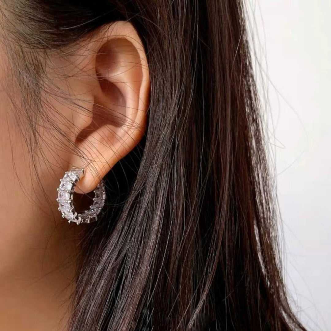 Glaring Emerald Diamond Earring