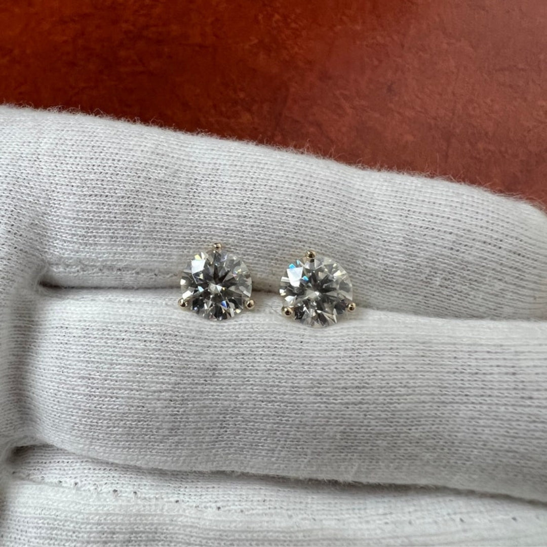 Awesome Round Diamond Earring