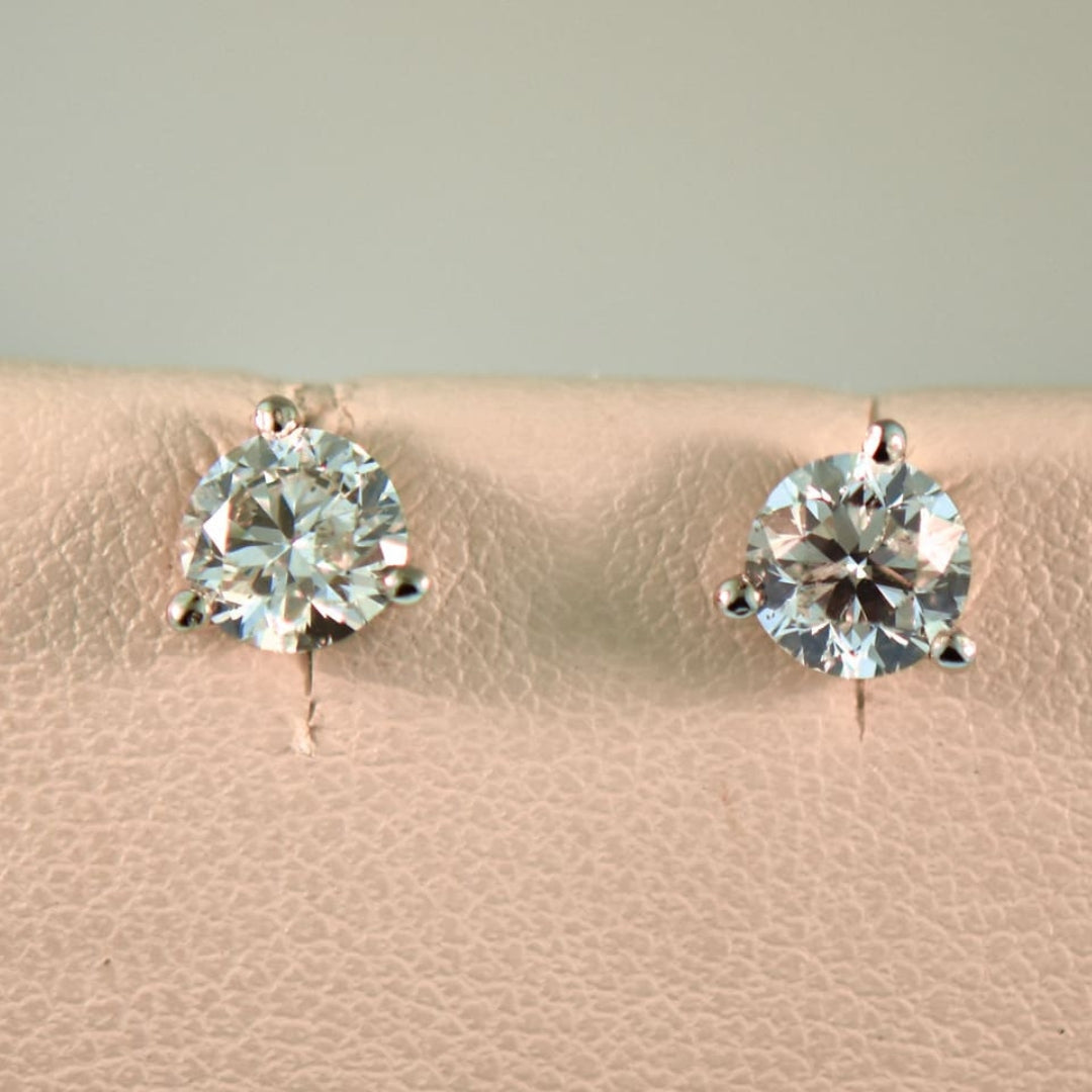 Awesome Round Diamond Earring