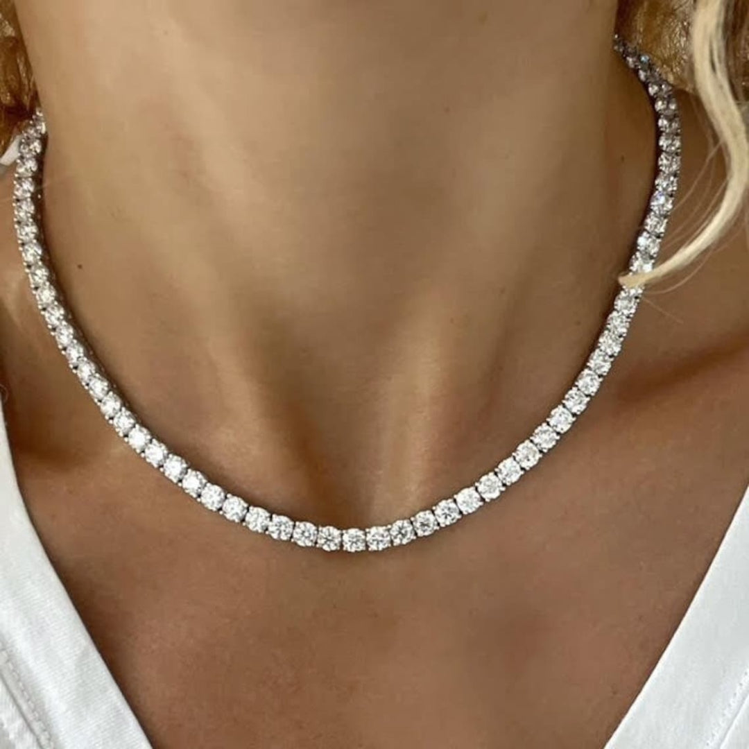 Exemplary Round Diamond Necklace