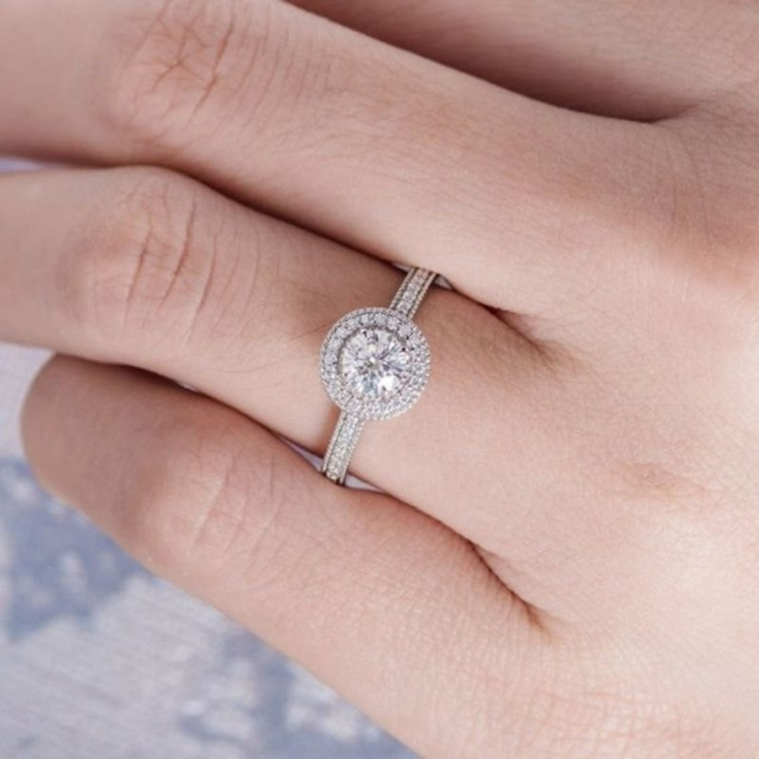 Resinous Round Shape Diamond Wedding Ring