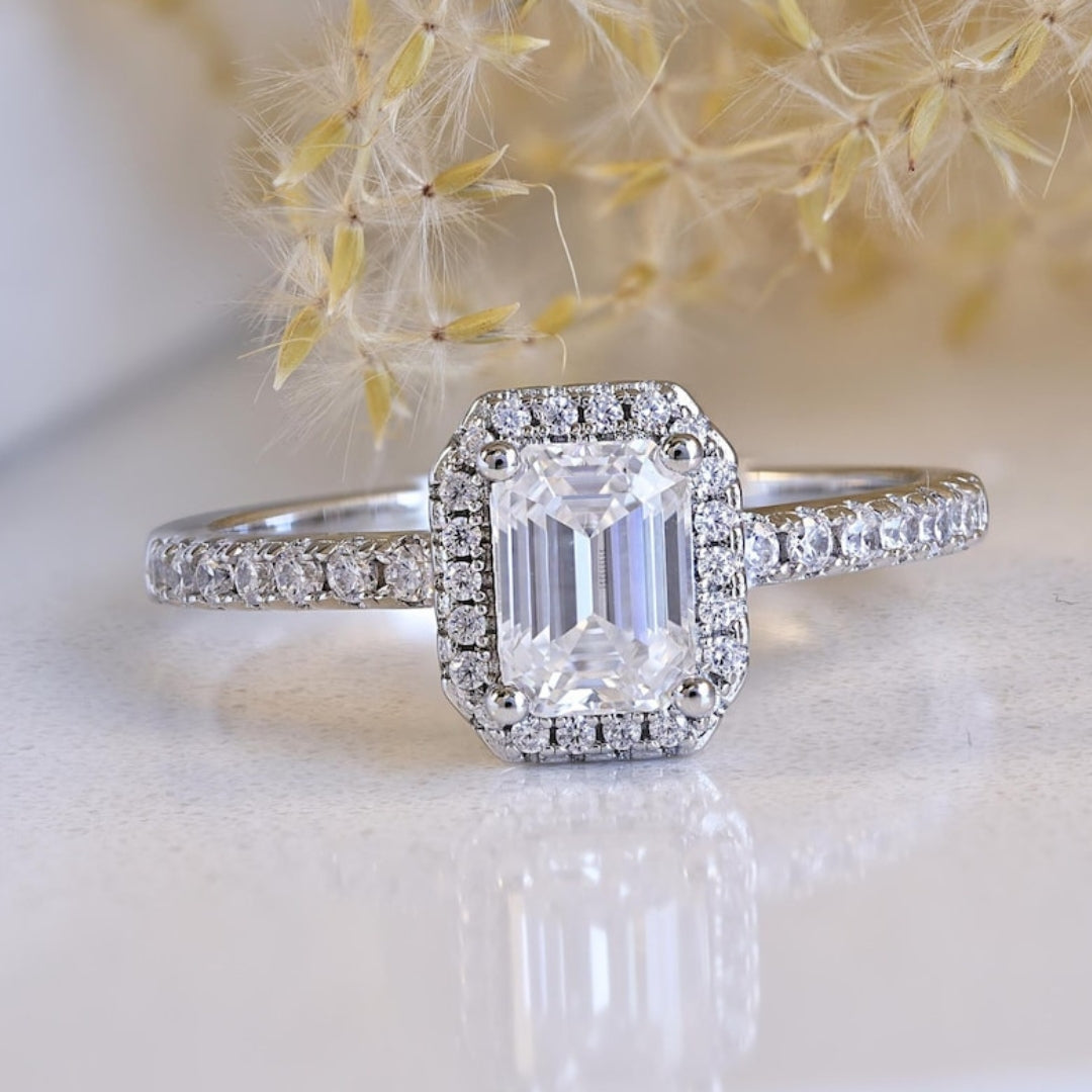 Aglitter Emerald Shape Diamond Wedding Ring