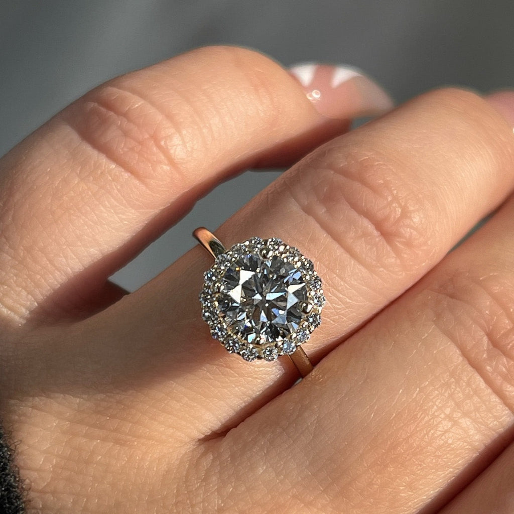 Propitious Round Shape Diamond Wedding Ring