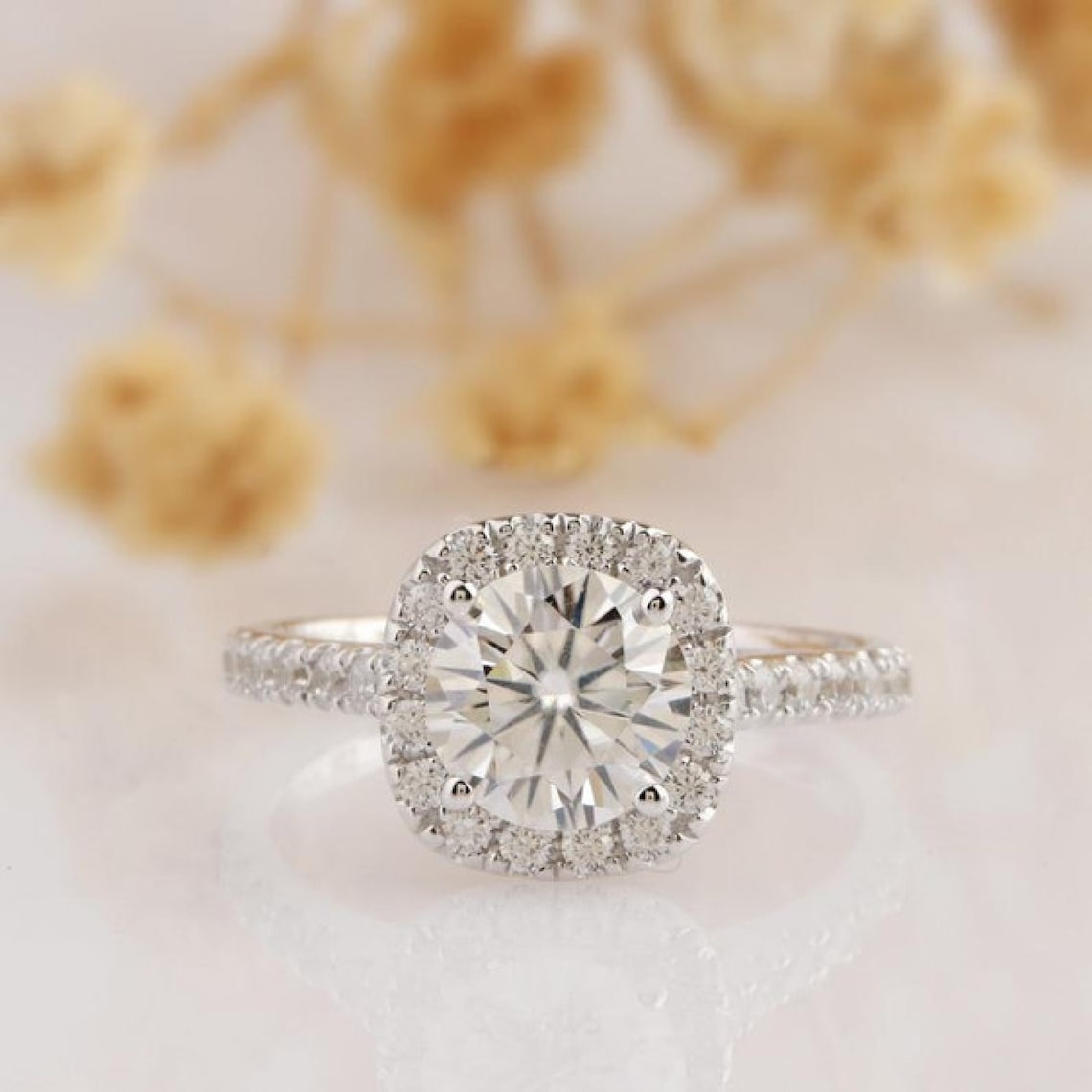 Ostentatious Round Shape Diamond Wedding Ring