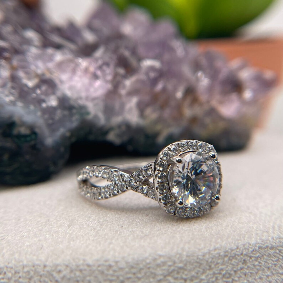 Glitter Round Shape Diamond Wedding Ring