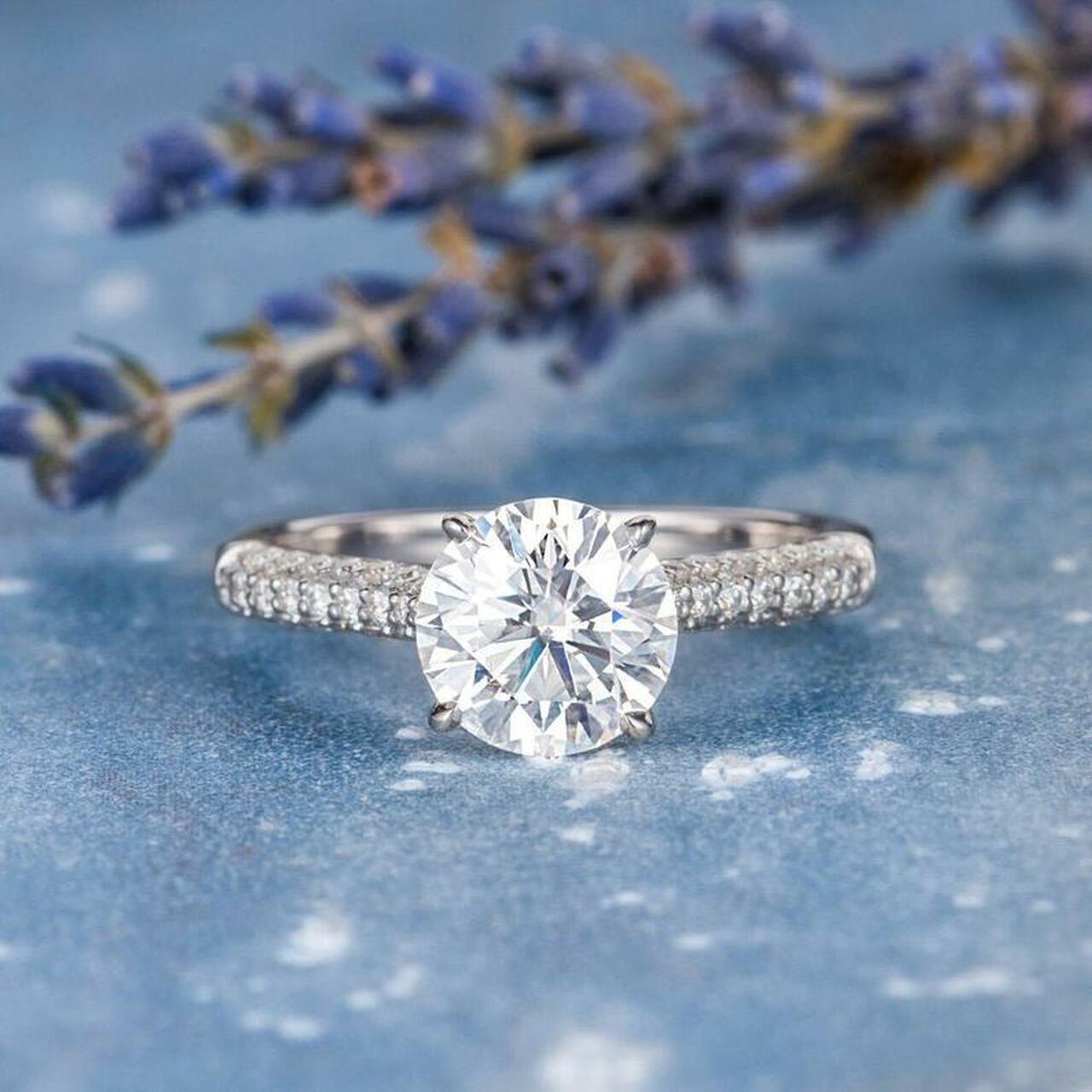 Picturesque Round Diamond Wedding Ring