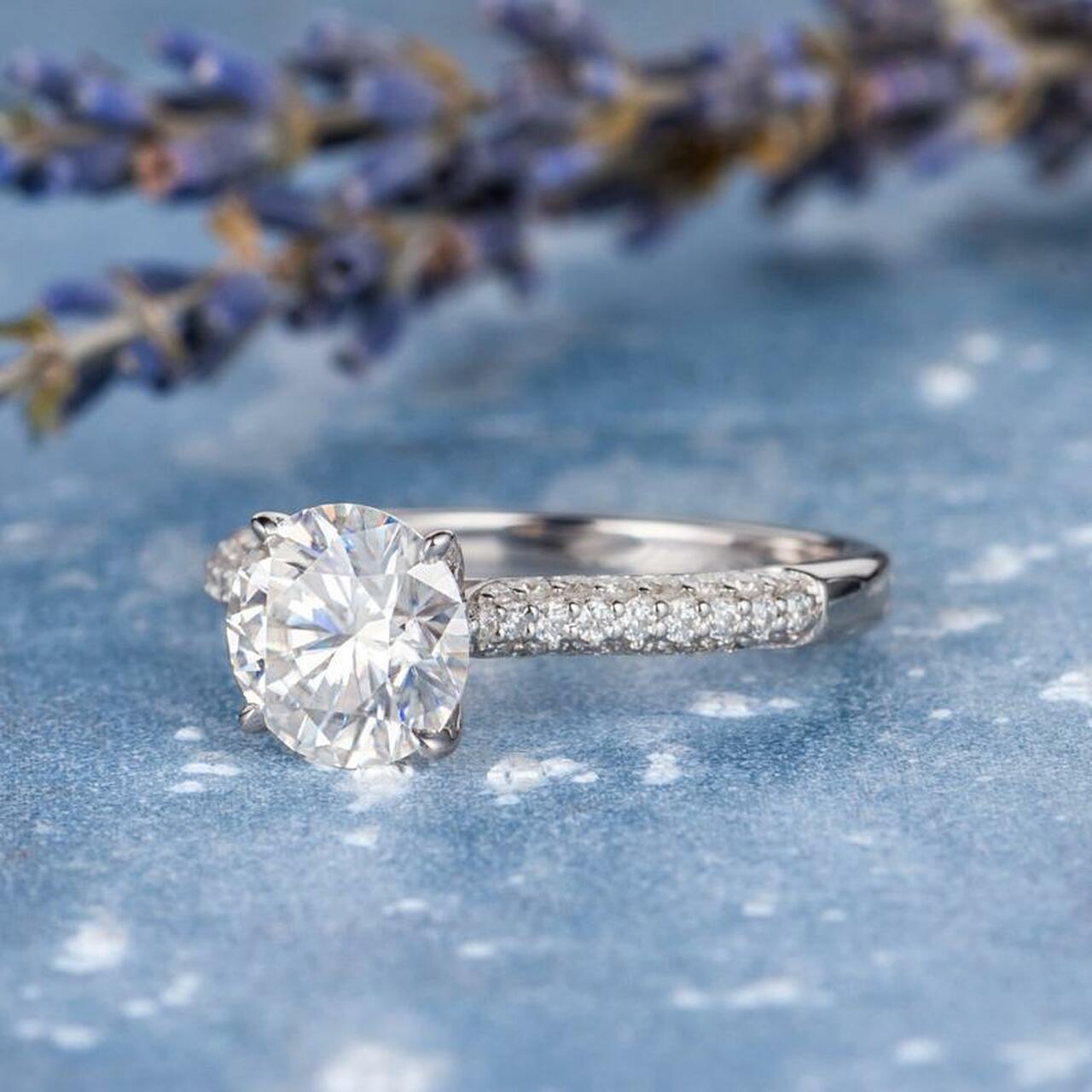 Picturesque Round Diamond Wedding Ring