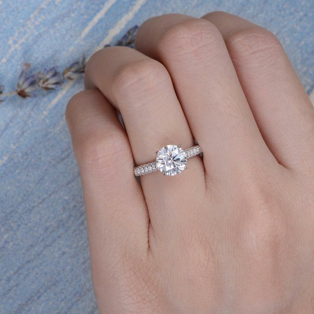 Picturesque Round Diamond Wedding Ring