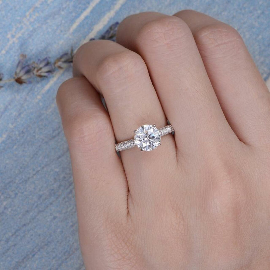 Luxuriously Round Diamond Wedding Ring