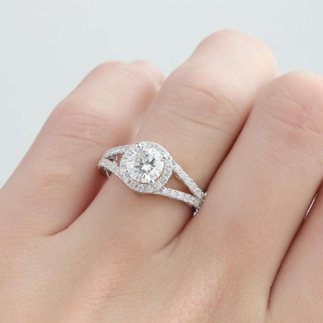 Chic Round Shape Wedding Ring