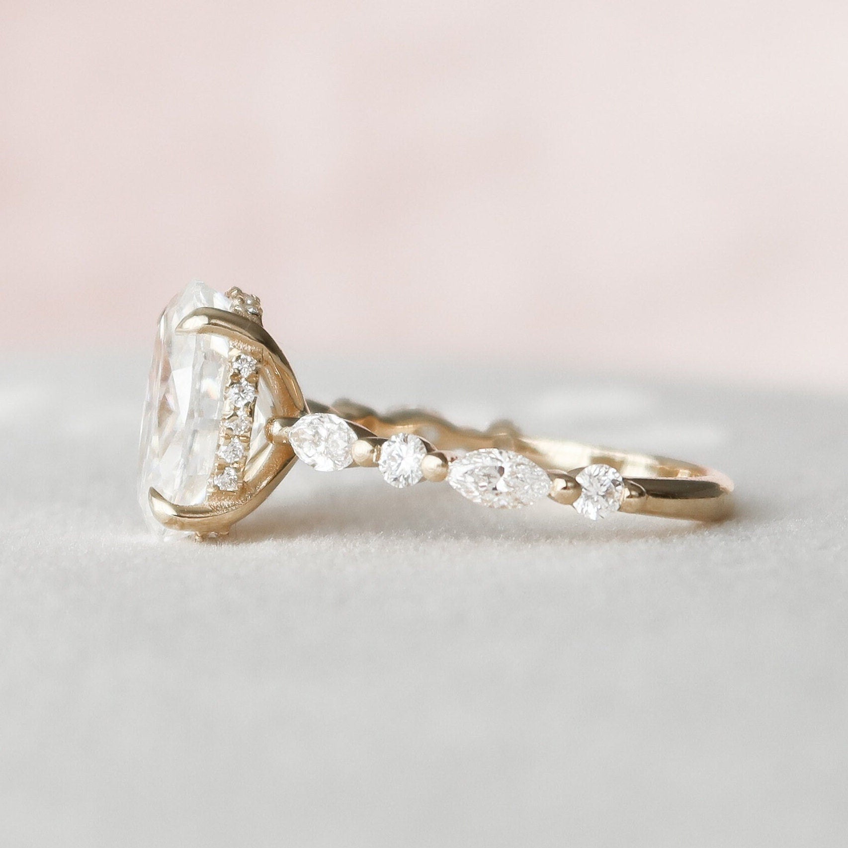 Gorgeously Oval Diamond Wedding Ring