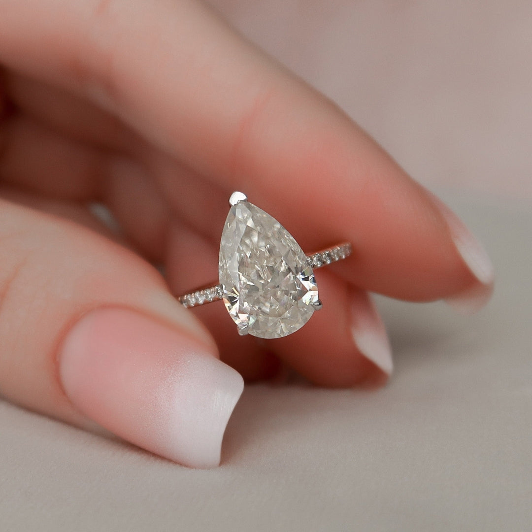 Aesthetical Pear Diamond Wedding Ring